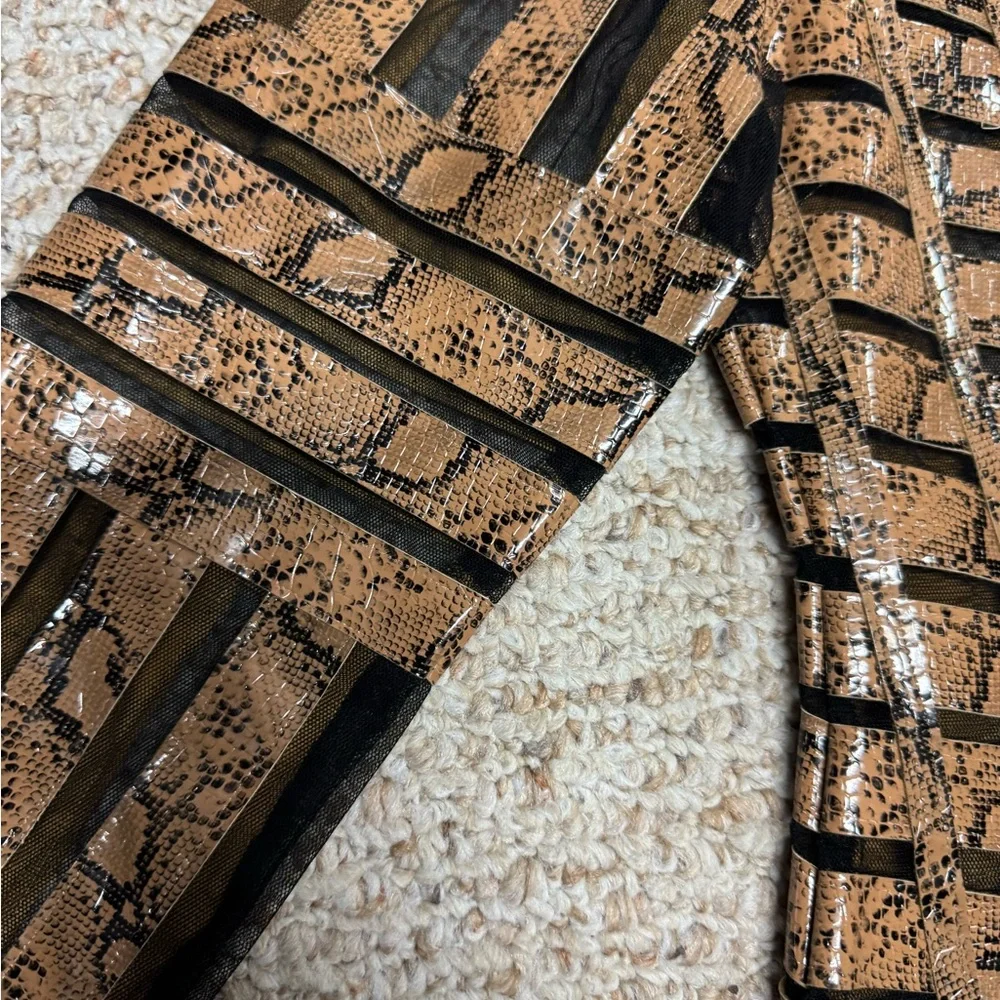 Becky&Bobby Chic Gold and Black Patterned Blazer - Picture 4 of 16